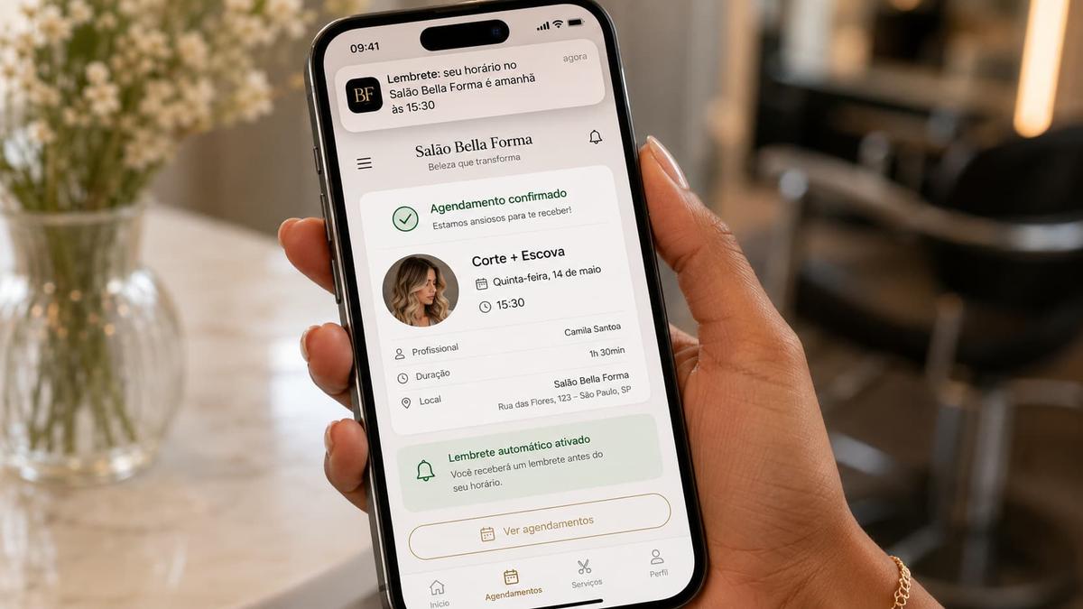 Cliente confirmando agendamento online em smartphone com notificação de lembrete automático