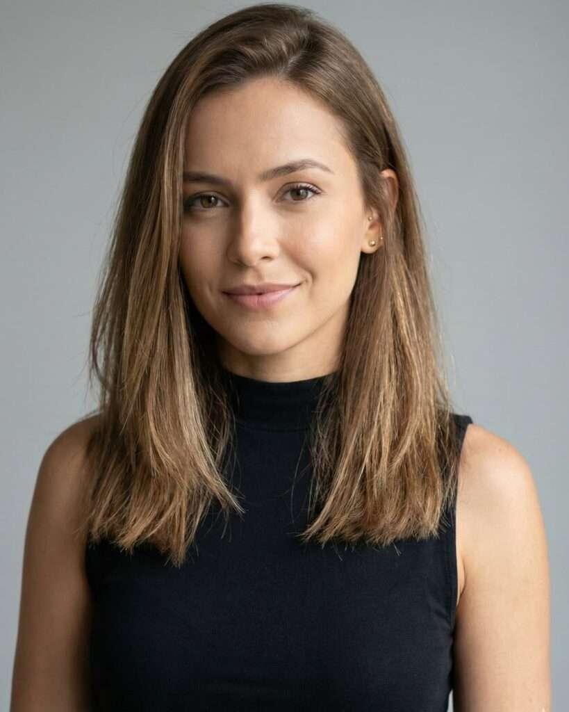 Mulher brasileira com corte de cabelo reto e com textura