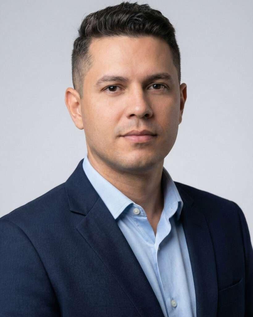 Homem com corte masculino social atualizado que está em alta em 2026