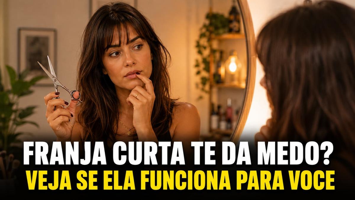 Mulher pensativa segura uma tesoura em frente ao espelho. Texto: Franja curta te dá medo? Veja se ela funciona para você.