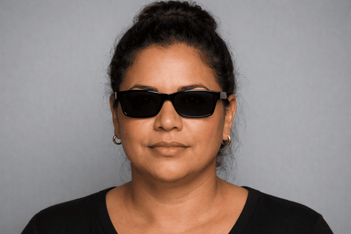 Mulher de rosto redondo com óculos de sol retangulares