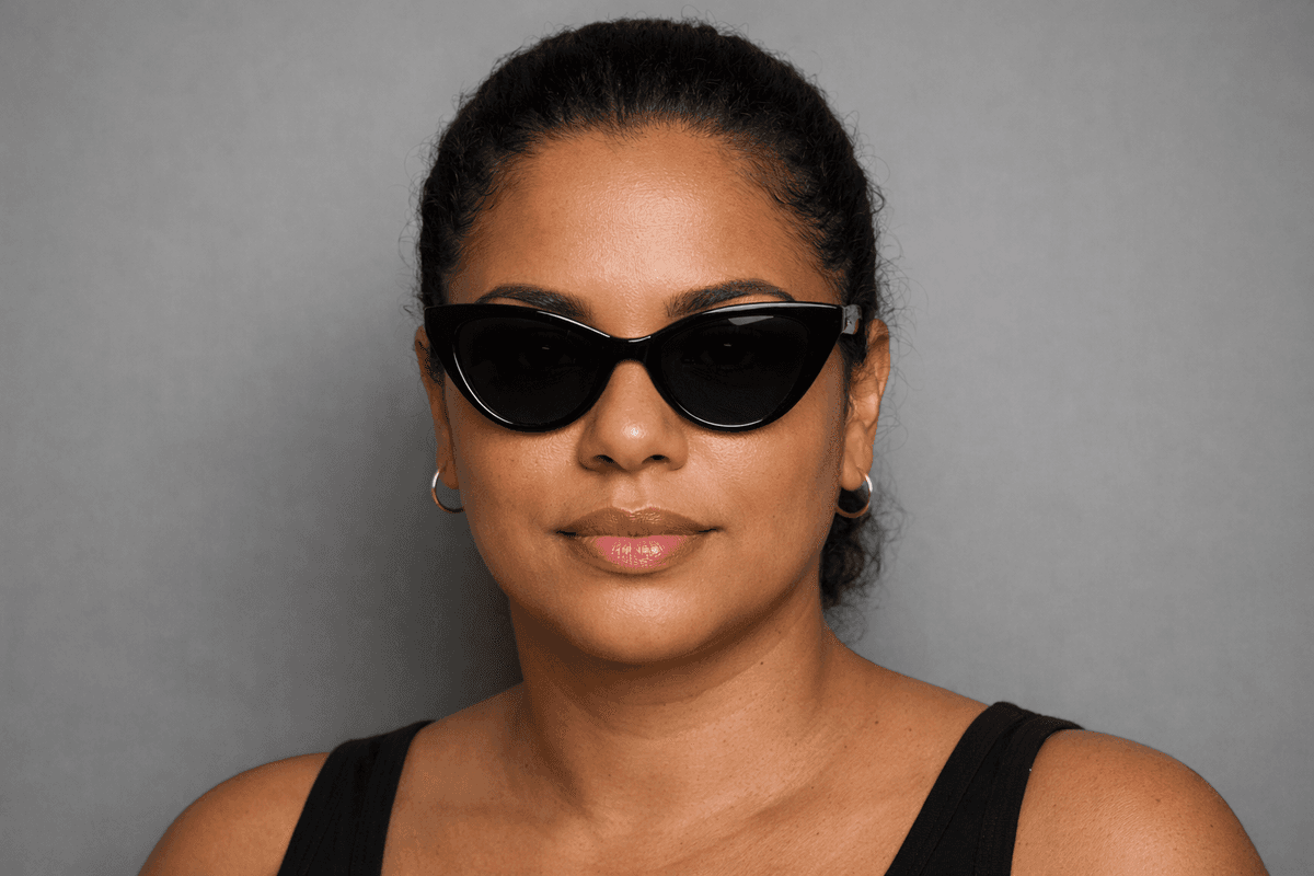 Mulher de rosto redondo com óculos de sol gatinho