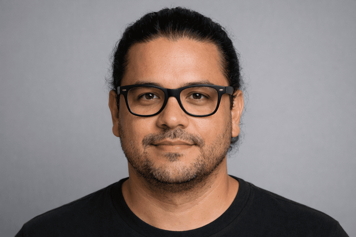 Homem de rosto redondo com óculos estilo wayfarer