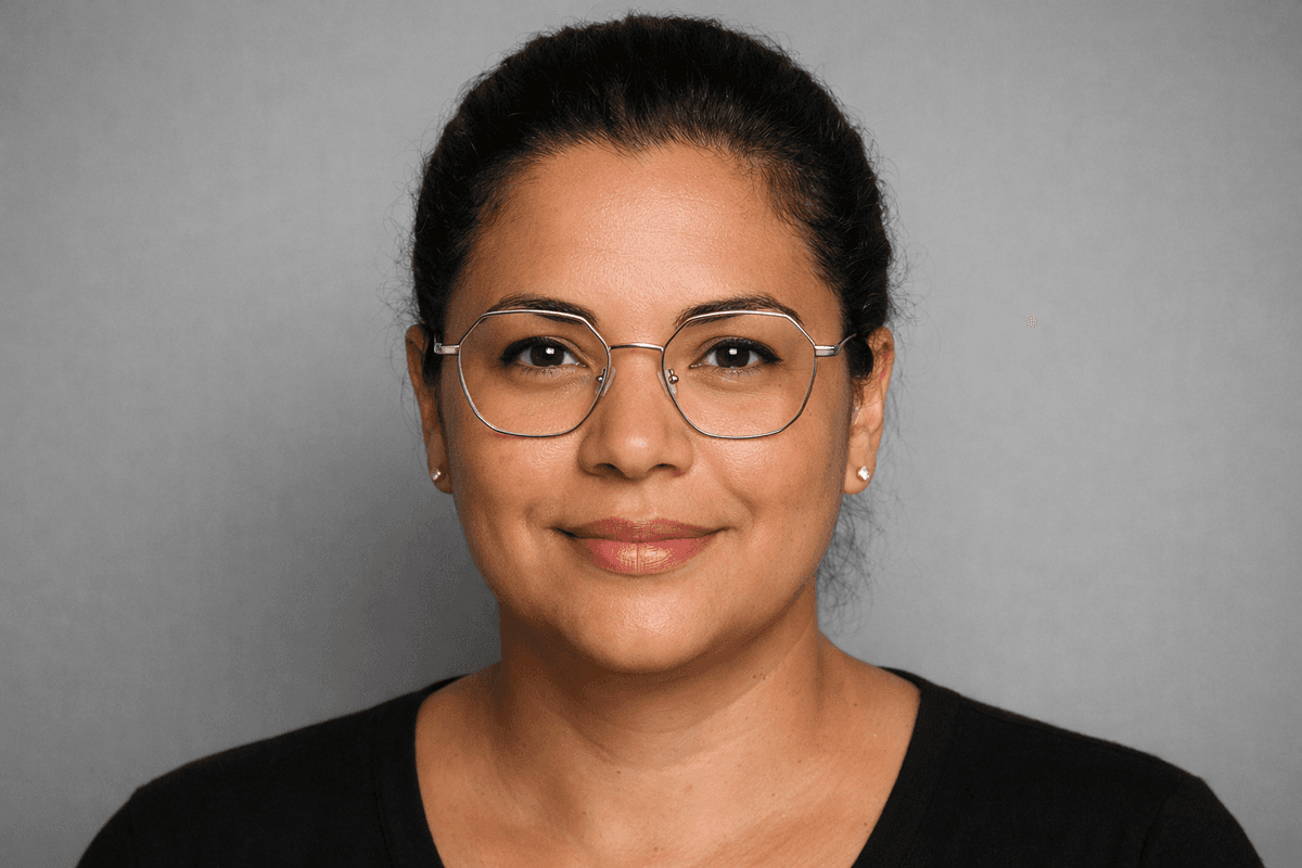 Mulher de rosto redondo com óculos de armação geométrica hexagonal