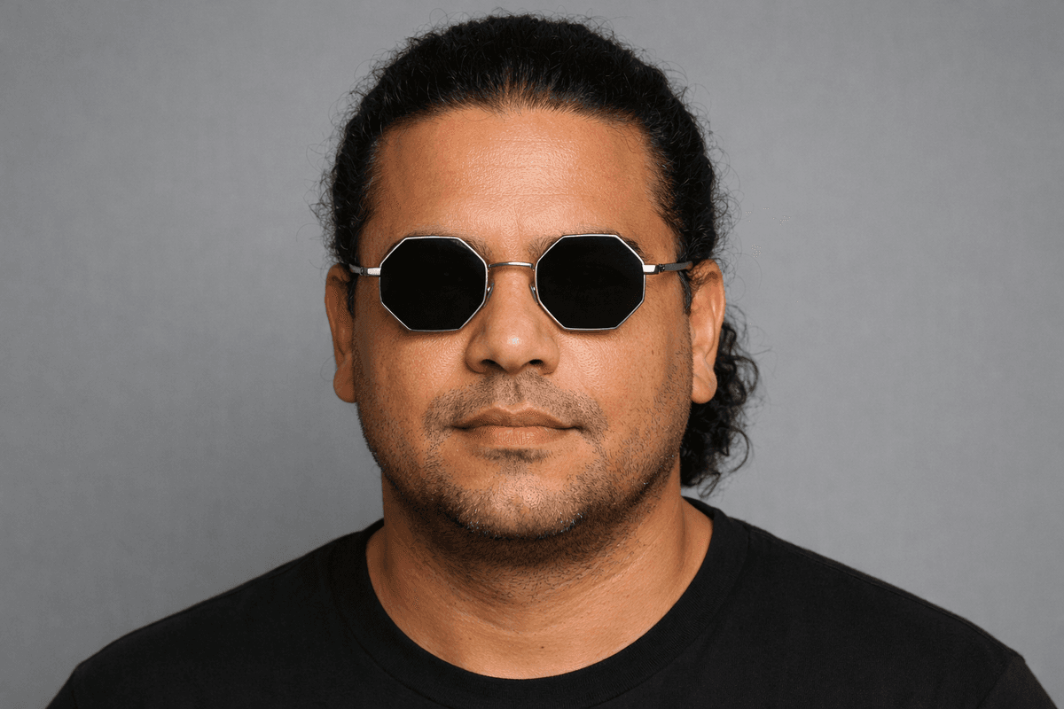 Homem de rosto redondo com óculos de sol de armação octogonal