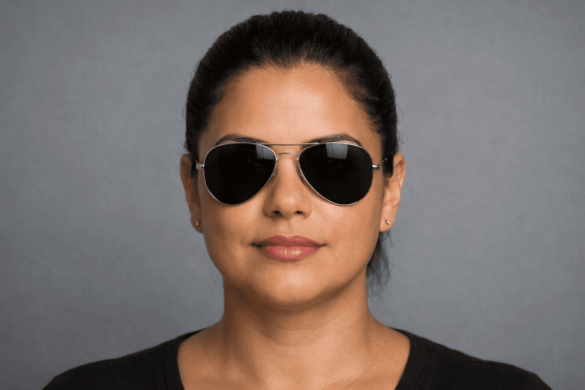 Mulher de rosto redondo com óculos de sol aviador clássico