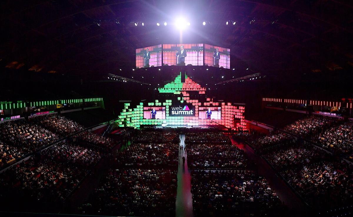 Auditório na abertura do Web Summit em Lisboa; fotografia de arquivo de 2021.