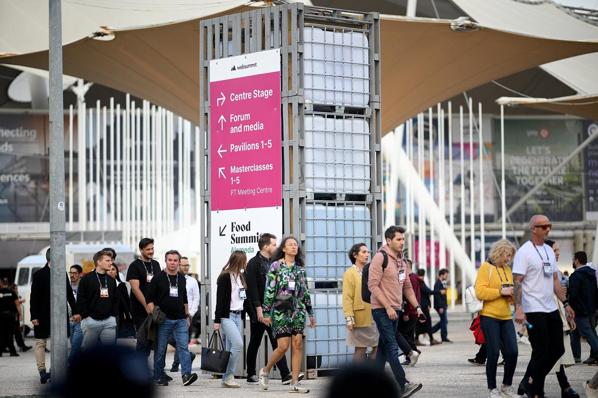 Participantes chegam ao Web Summit em Lisboa; fotografia de arquivo de 2022.