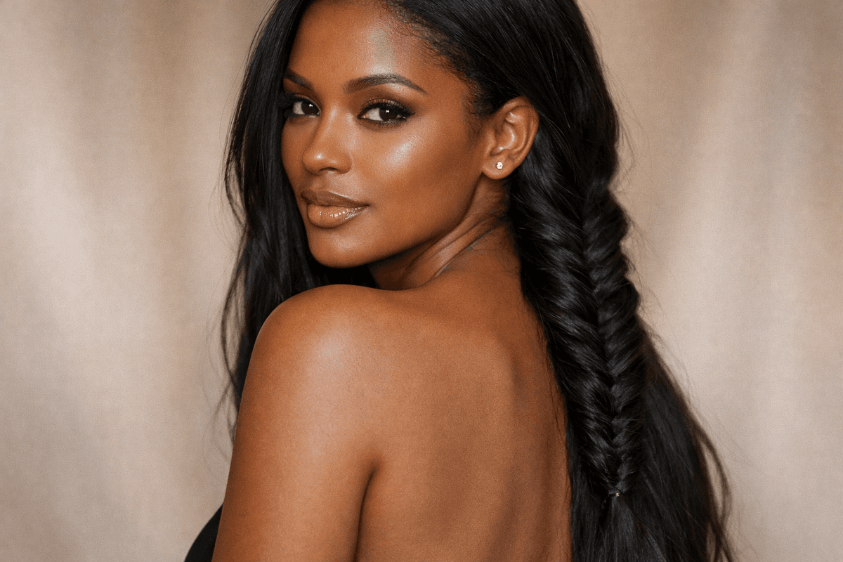 Trança espinha de peixe lateral em mulher com cabelo longo e rosto triangular
