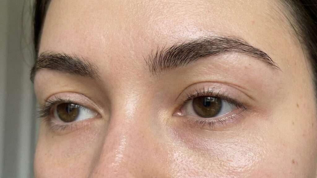 Mulher com estilo de sobrancelha natural