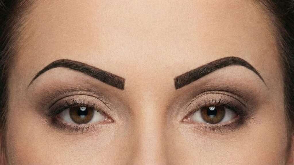 Mulher com estilo de sobrancelha fina
