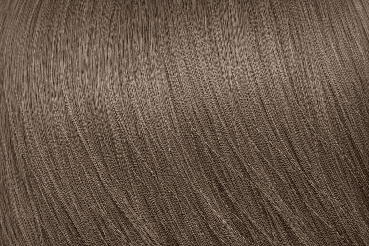 Cabelo castanho médio frio com nuance acinzentada discreta