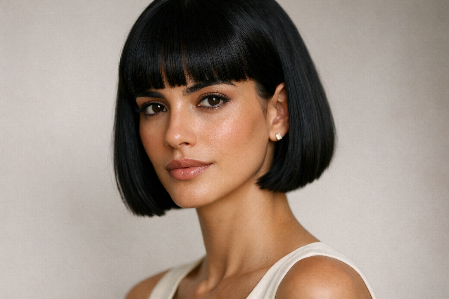 Chanel clássico com franja reta em mulher brasileira com cabelo liso preto e rosto oval