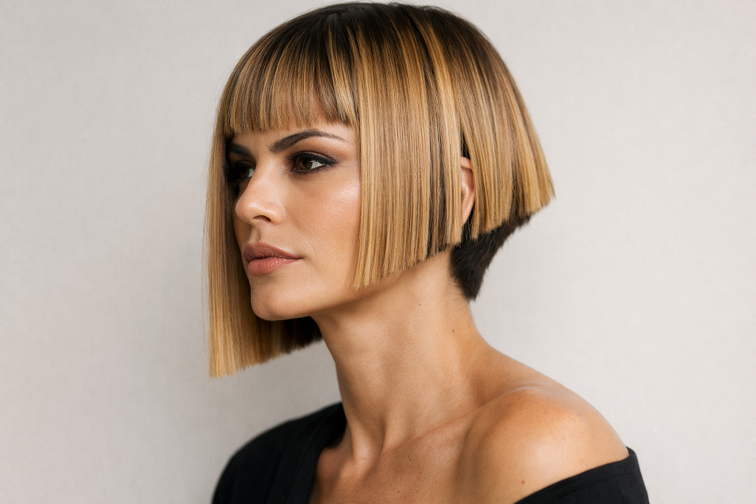 Chanel desconectado com corte gráfico em mulher brasileira com cabelo mel liso e rosto quadrado