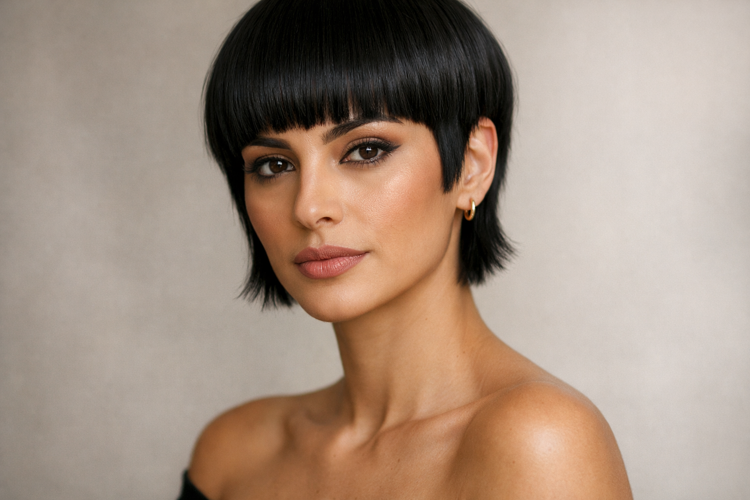 Joãozinho bowl cut moderno em mulher brasileira com cabelo liso preto e rosto oval