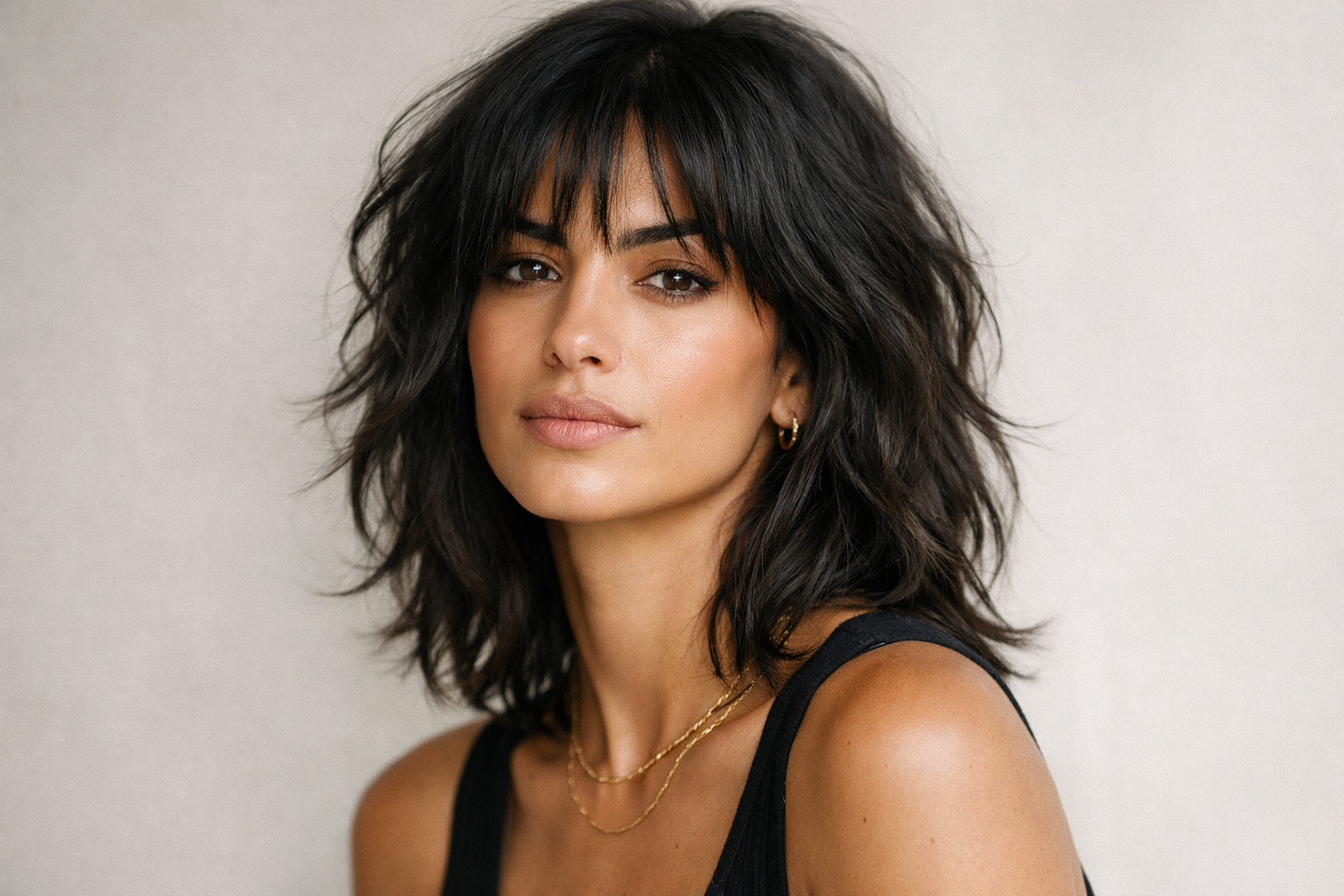 Corte shag médio despojado em mulher brasileira com cabelo ondulado