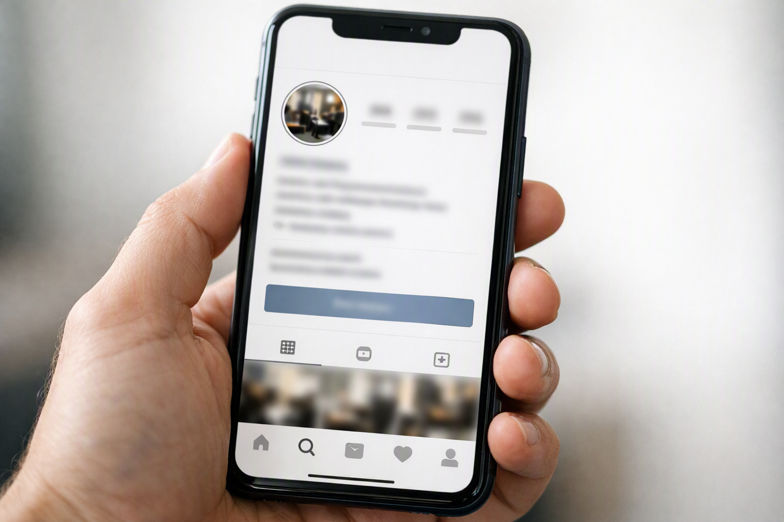 Tela de celular exibindo bio de barbearia no Instagram com emoji de navalha e link