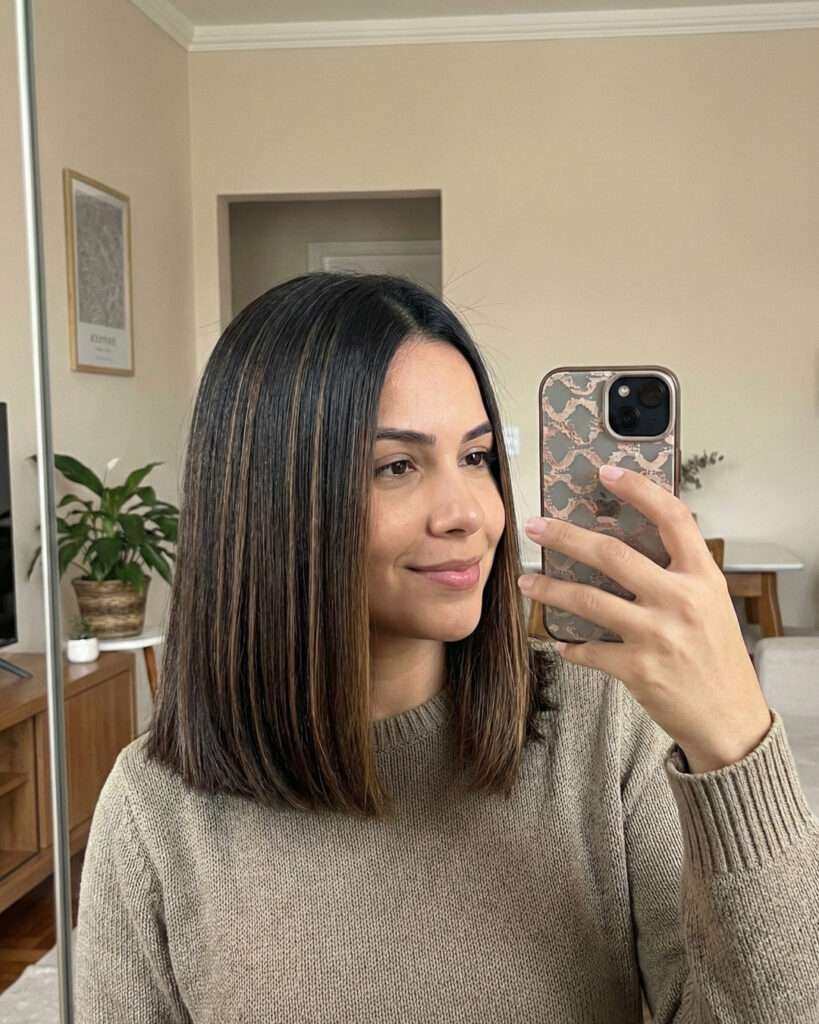 Blunt cut castanho liso na altura dos ombros com ombré sutil