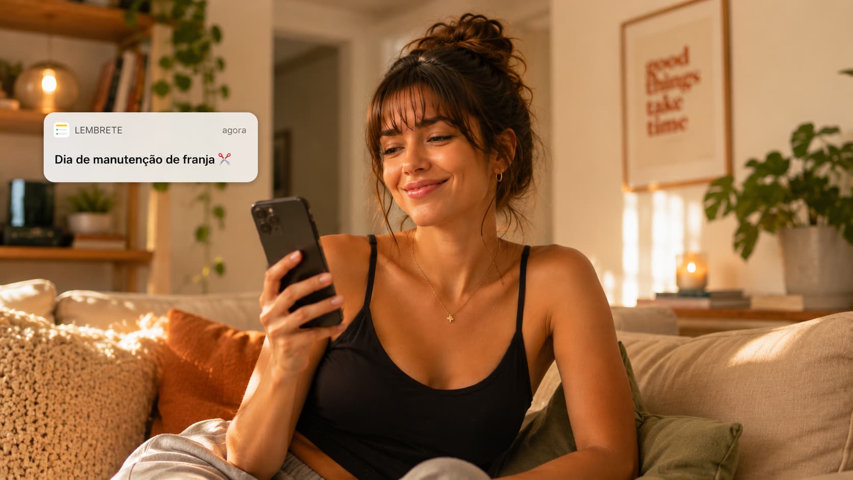 Mulher sorrindo para notificação do celular "Dia de manutenção de franja ✂️" em sala de estar aconchegante.