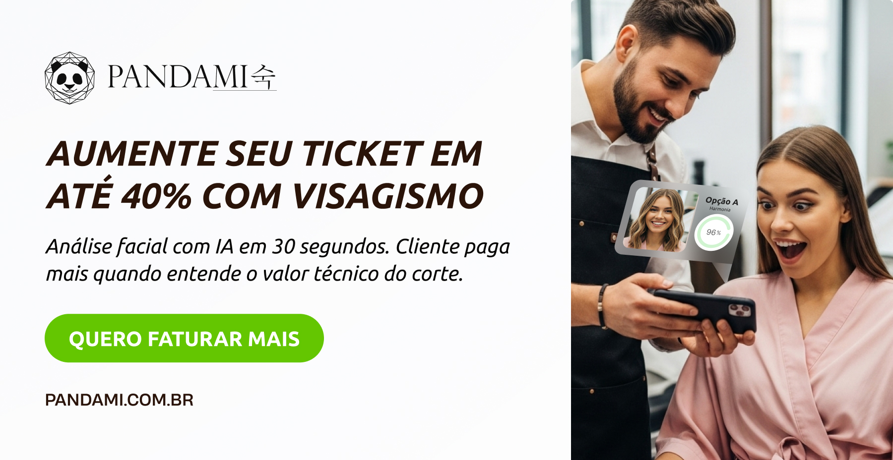 Cabeleireiro mostrando o resultado da simulação de corte para a cliente