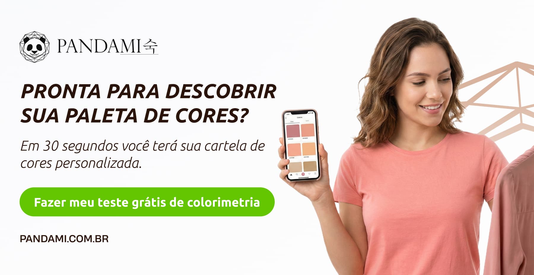 Mulher com o resultado do quiz de colorimetria gratuita da pandami